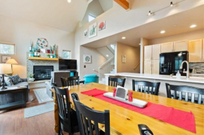 3 BDR Retreat Cozy Home with Private Hot Tub Silverthorne